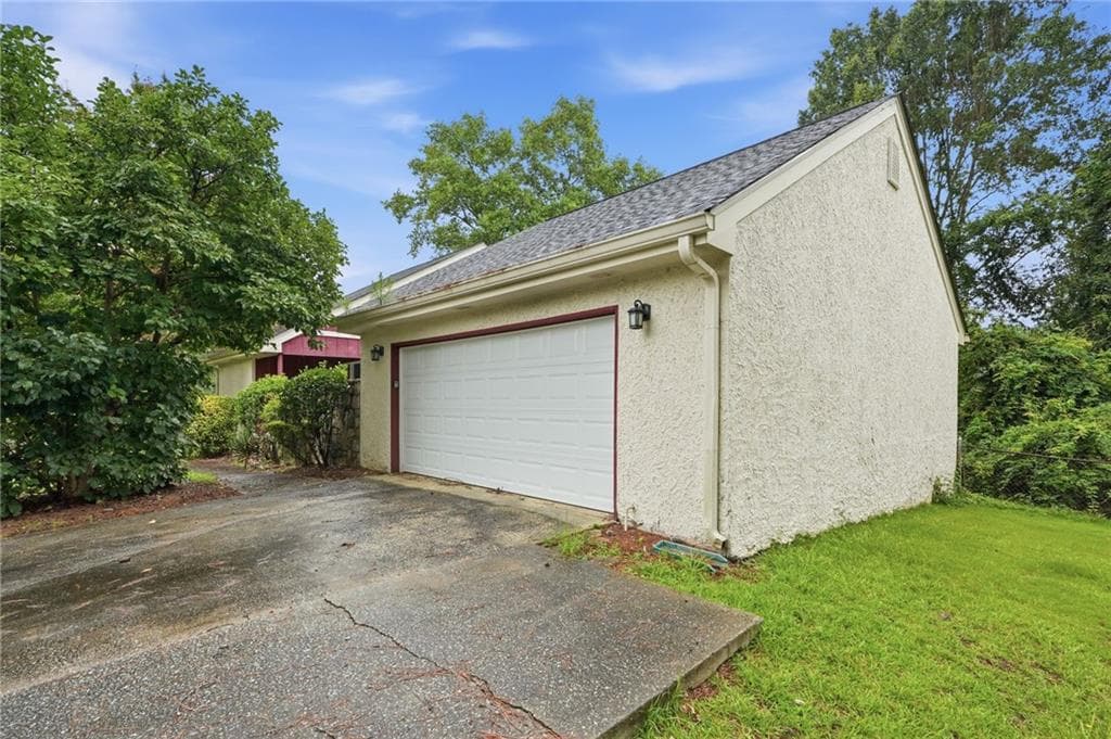 4 bedroom, 2 bathroom, 2,240 sq ft single family residence under contract at 1384 Huntsmen Glen, Riverdale, GA 30296 — photo 2
