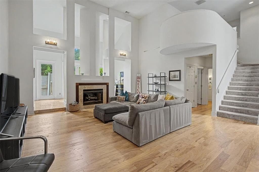 3 bedroom, 3 bathroom, 2,519 sq ft condominium for sale at 3210 Paces Mill Road, Atlanta, GA 30339 — photo 2