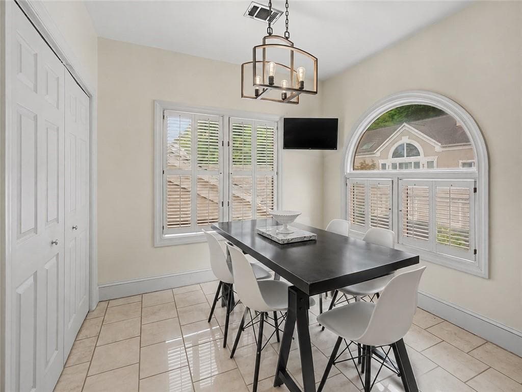 3 bedroom, 3 bathroom, 2,519 sq ft condominium for sale at 3210 Paces Mill Road, Atlanta, GA 30339 — photo 3