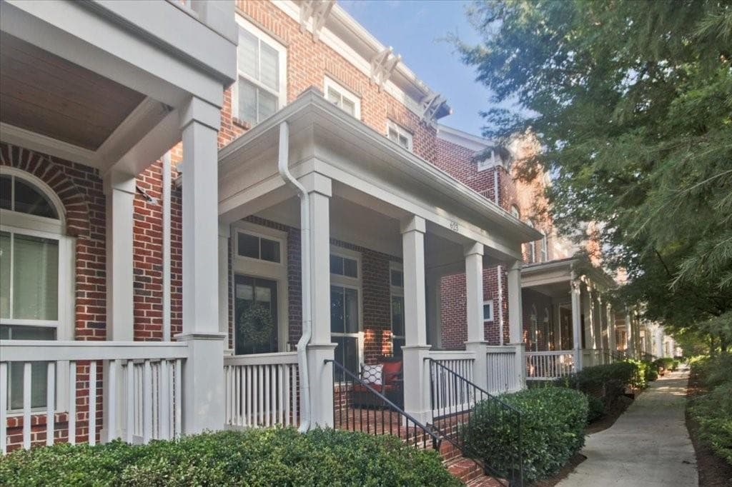 4 bedroom, 4 bathroom, 2,500 sq ft townhouse for sale at 623 Brennan Drive, Decatur, GA 30033 — photo 2