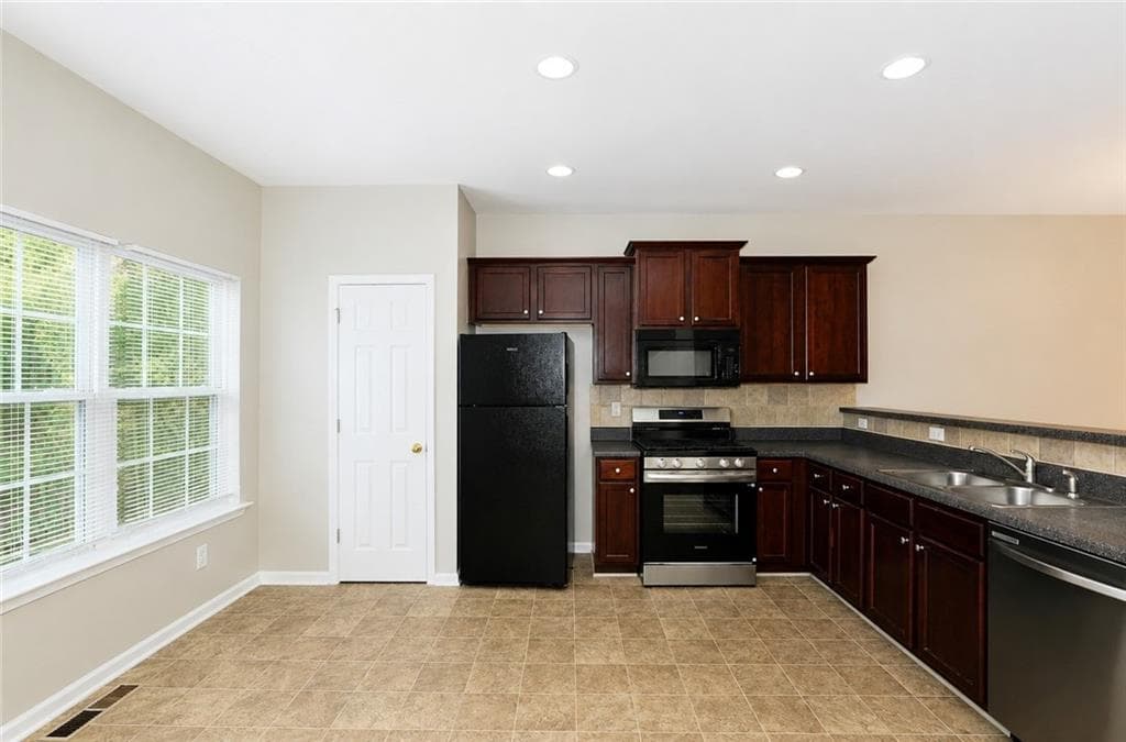 4 bedroom, 4 bathroom, 1,496 sq ft townhouse for rent at 702 Celeste Lane, Atlanta, GA 30331 for $1,925 a month — photo 6