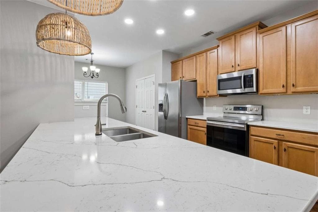 3 bedroom, 3 bathroom, 2,072 sq ft single family residence for sale at 7051 Silk Tree, Braselton, GA 30517 — photo 6