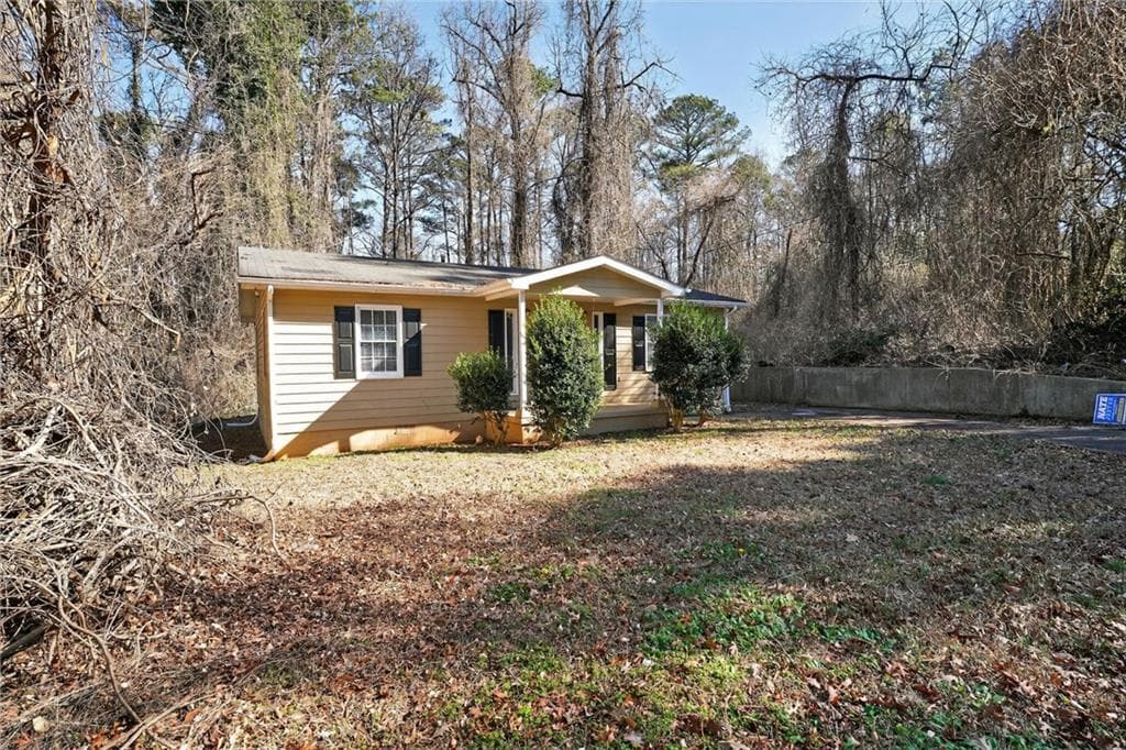 3 bedroom, 2 bathroom, 1,140 sq ft single family residence for sale at 1826 County Line Road, Atlanta, GA 30331 — photo 3