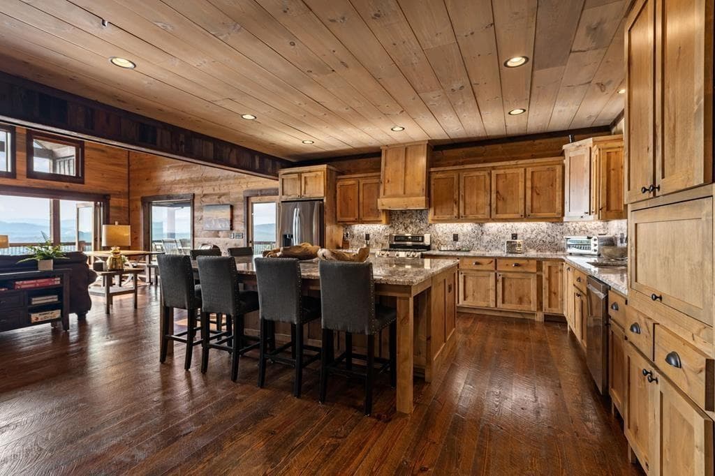 4 bedroom, 4 bathroom, 4,000 sq ft single family residence under contract at 330 Serenity Ridge Lane, Mineral Bluff, GA 30559 — photo 6
