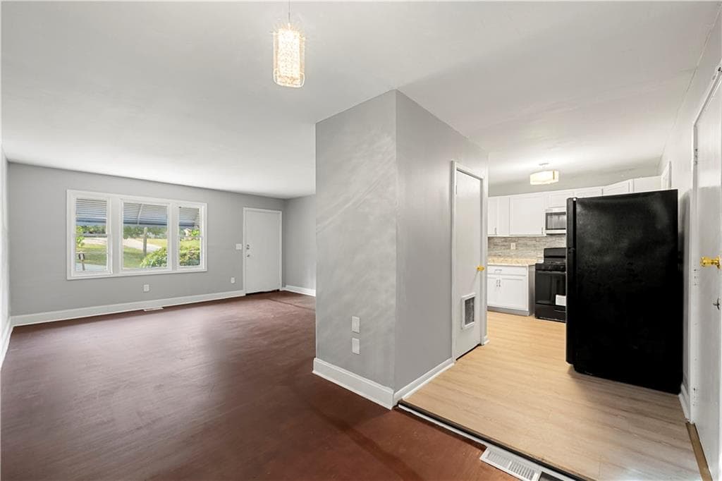 3 bedroom, 1 bathroom, 1,100 sq ft single family residence for sale at 685 Bolton Road, Atlanta, GA 30331 — photo 8