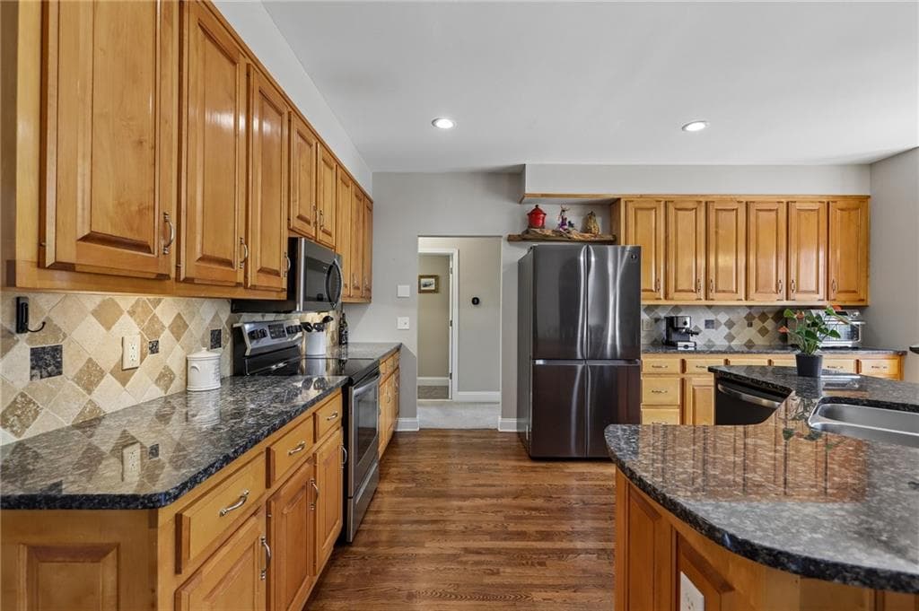 3 bedroom, 4 bathroom, 3,810 sq ft single family residence under contract at 5748 Ridgewater Drive, Gainesville, GA 30506 — photo 8