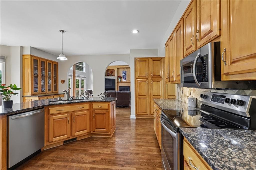 3 bedroom, 4 bathroom, 3,810 sq ft single family residence under contract at 5748 Ridgewater Drive, Gainesville, GA 30506 — photo 9