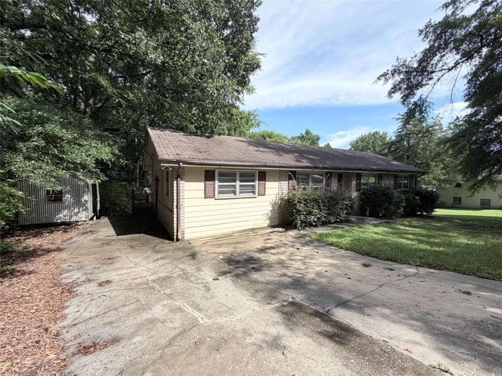 3 bedroom, 2 bathroom, 1,474 sq ft single family residence for sale at 2195 Rockdale Drive, Conyers, GA 30012 — photo 4