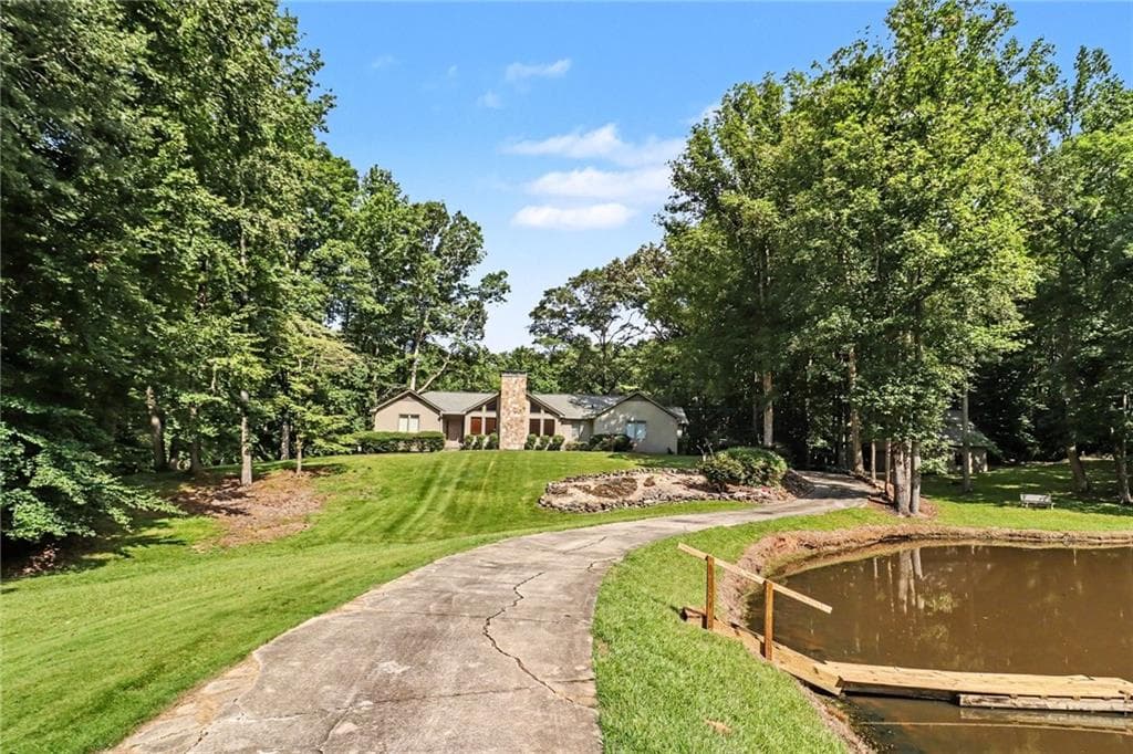 3 bedroom, 3 bathroom, 2,484 sq ft single family residence for sale at 4098 Happy Valley Circle, Newnan, GA 30263 — photo 2