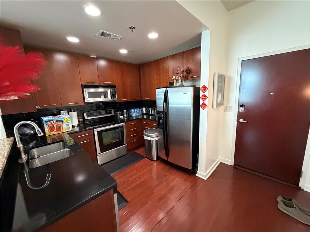 1 bedroom, 1 bathroom, 764 sq ft condominium for sale at 3324 Peachtree Road 1410, Atlanta, GA 30326 — photo 6