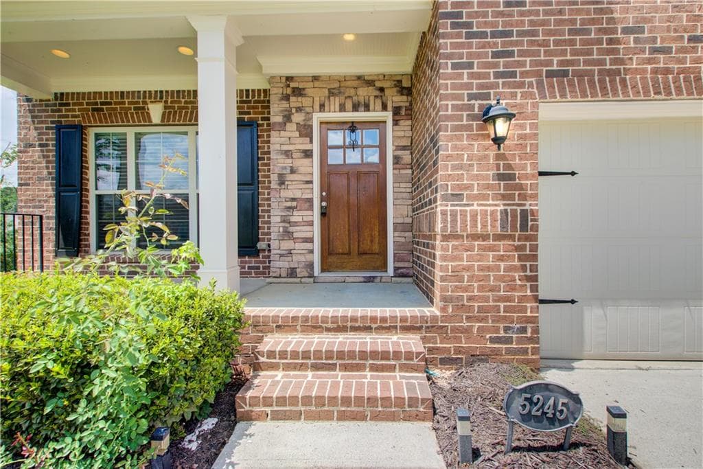 5 bedroom, 4 bathroom, 3,516 sq ft single family residence under contract at 5245 Vendelay Lane, Cumming, GA 30040 — photo 2