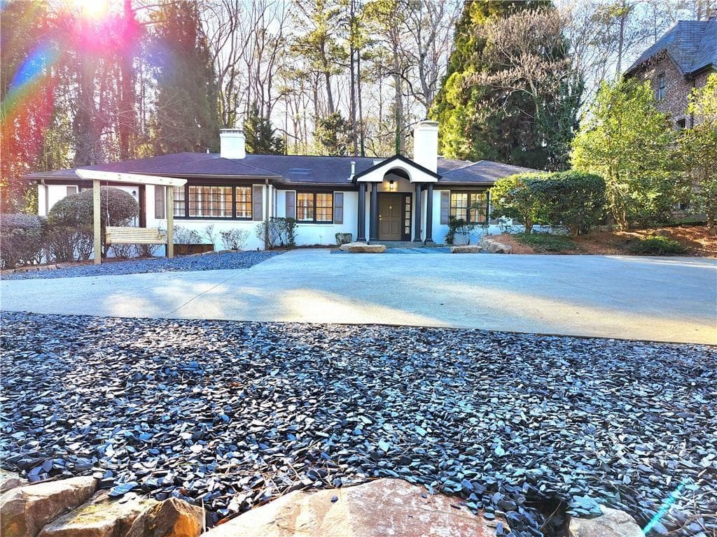 6 bedroom, 6 bathroom, 4,500 sq ft single family residence for rent at 4044 Northside Drive, Atlanta, GA 30342 for $6,950 a month — photo 2