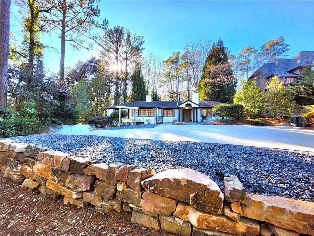 6 bedroom, 6 bathroom, 4,500 sq ft single family residence for rent at 4044 Northside Drive, Atlanta, GA 30342 for $6,950 a month — photo 3