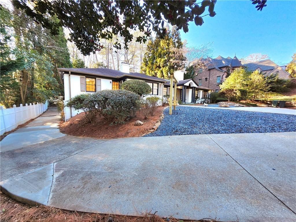 6 bedroom, 6 bathroom, 4,500 sq ft single family residence for rent at 4044 Northside Drive, Atlanta, GA 30342 for $6,950 a month — photo 6