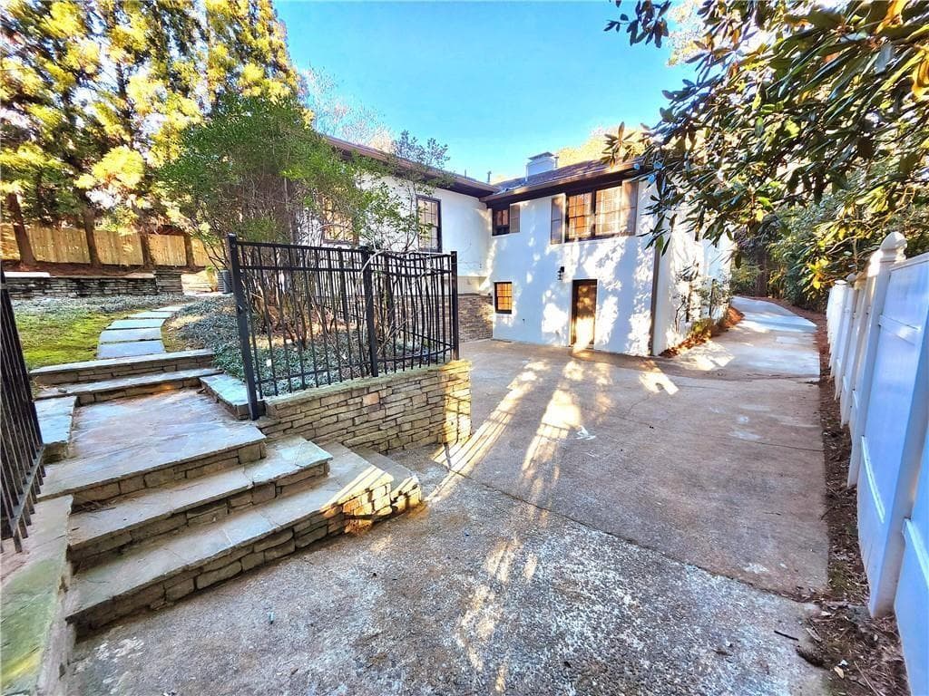 6 bedroom, 6 bathroom, 4,500 sq ft single family residence for rent at 4044 Northside Drive, Atlanta, GA 30342 for $6,950 a month — photo 9