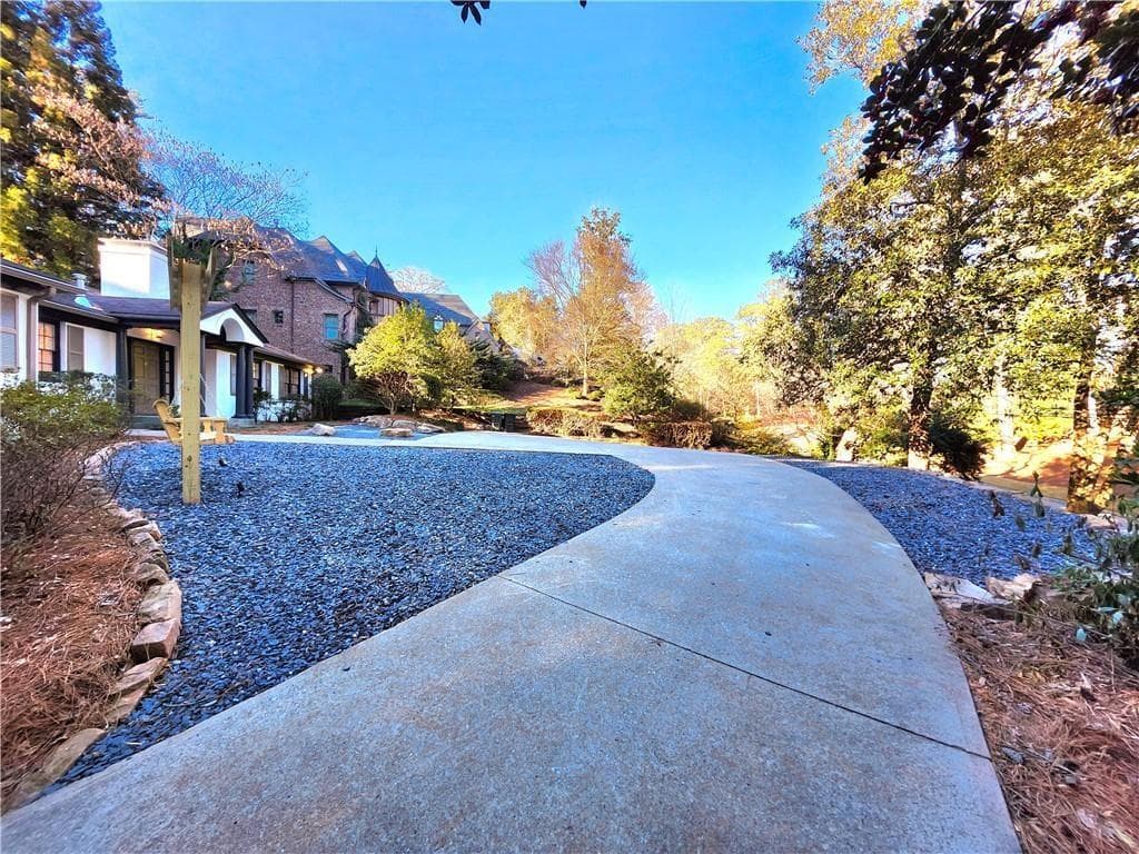 6 bedroom, 6 bathroom, 4,500 sq ft single family residence for rent at 4044 Northside Drive, Atlanta, GA 30342 for $6,950 a month — photo 10