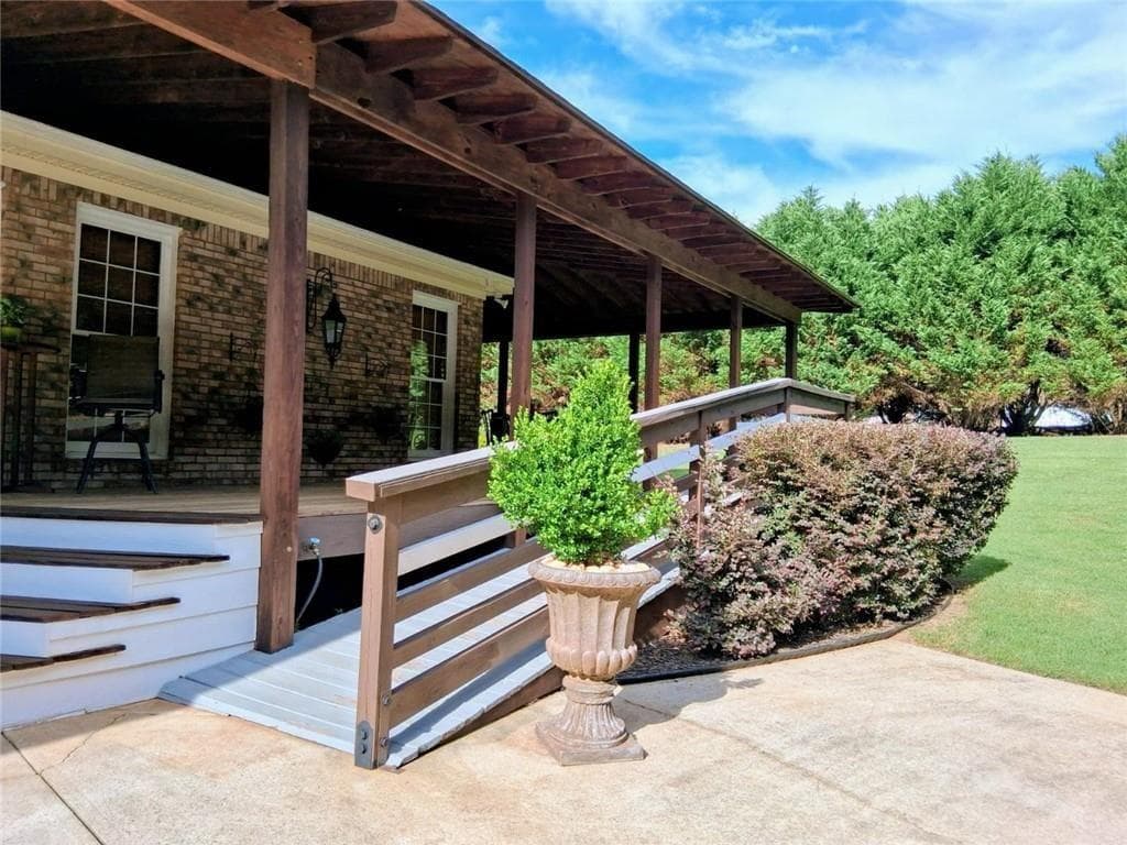 3 bedroom, 3 bathroom, 2,048 sq ft single family residence for sale at 11524 Summer Trace, Hampton, GA 30228 — photo 9