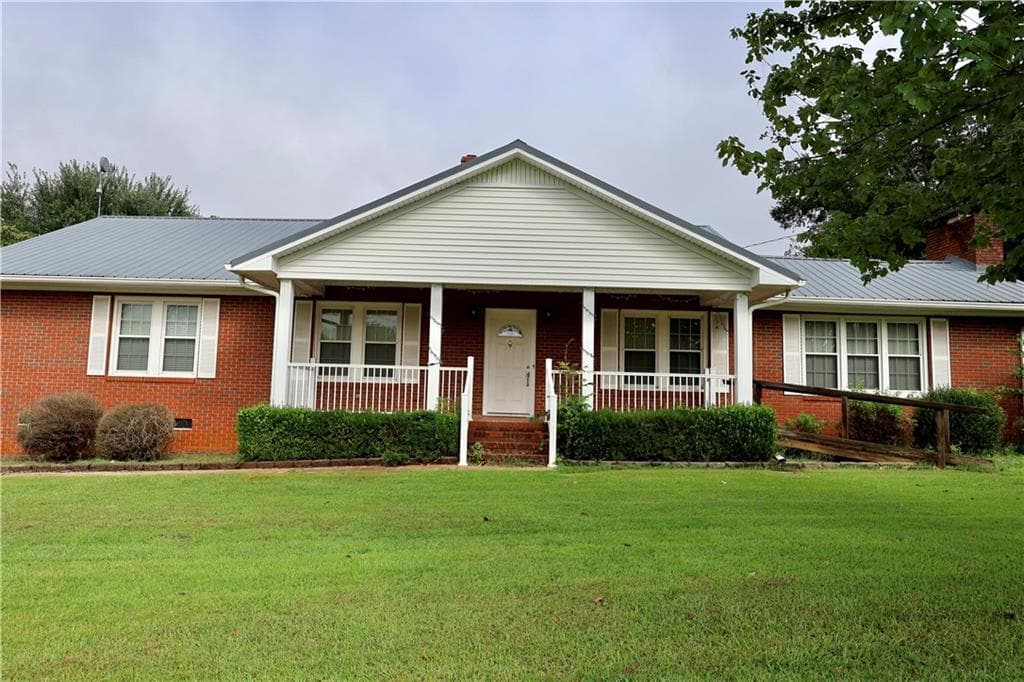 3 bedroom, 2 bathroom, 2,552 sq ft single family residence for sale at 10021 Lavonia Rd Road, Carnesville, GA 30521 — photo 3