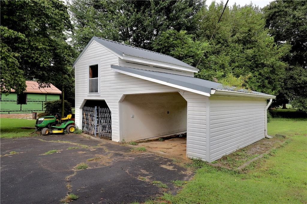 3 bedroom, 2 bathroom, 2,552 sq ft single family residence for sale at 10021 Lavonia Rd Road, Carnesville, GA 30521 — photo 5
