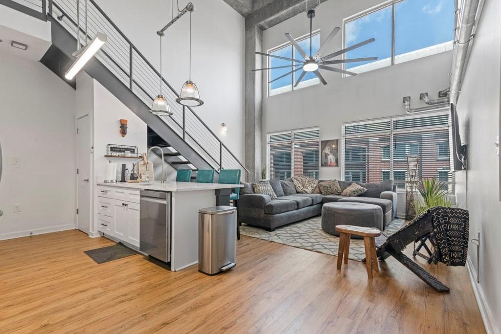 2 bedroom, 2 bathroom, 1,328 sq ft condominium for sale at 260 18th Street 10320, Atlanta, GA 30363 — photo 1 of 14