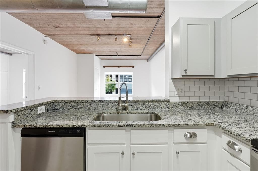 1 bedroom, 1 bathroom, 775 sq ft condominium for sale at 800 Peachtree Street 1102, Atlanta, GA 30308 — photo 9