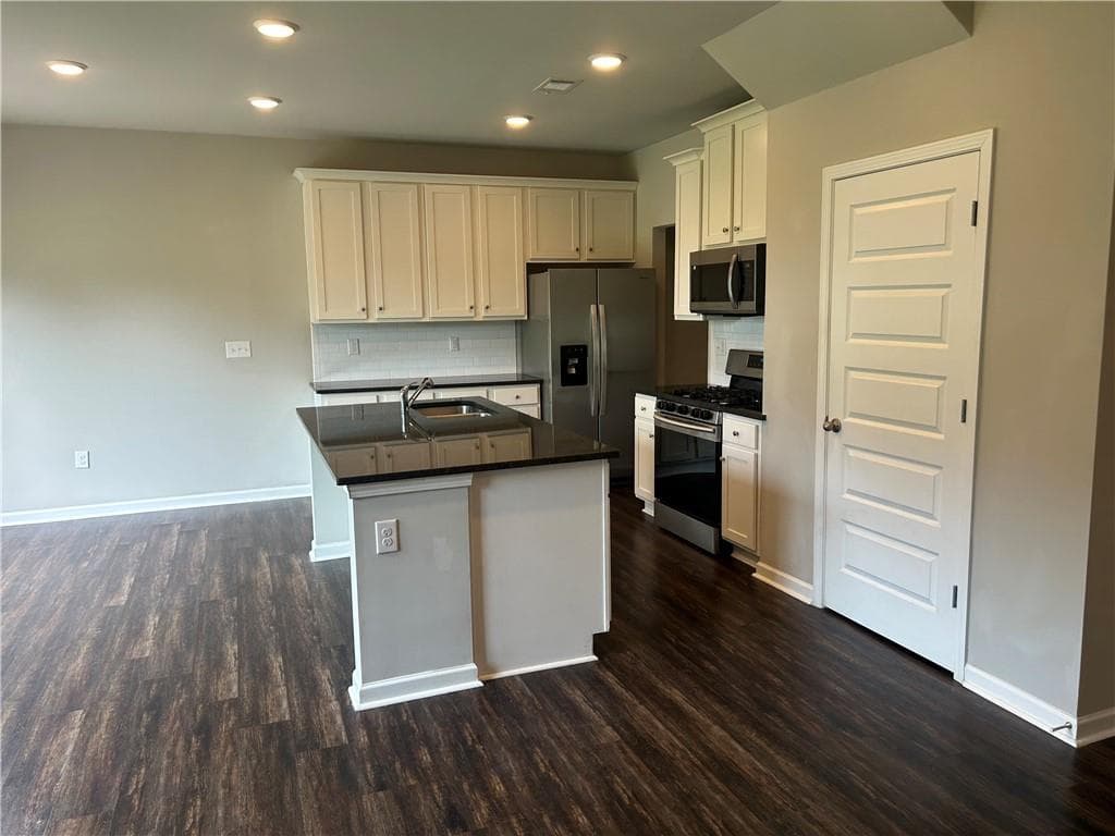 4 bedroom, 3 bathroom, 1,670 sq ft townhouse for sale at 3701 Prospect Point Drive, Gillsville, GA 30566 — photo 6