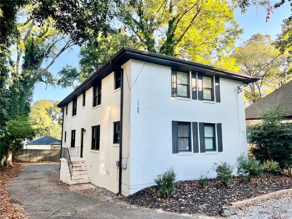 1 bedroom, 1 bathroom, 700 sq ft quadruplex for rent at 1165 Eggleston Street 1, Atlanta, GA 30310 for $1,350 a month — photo 1 of 16