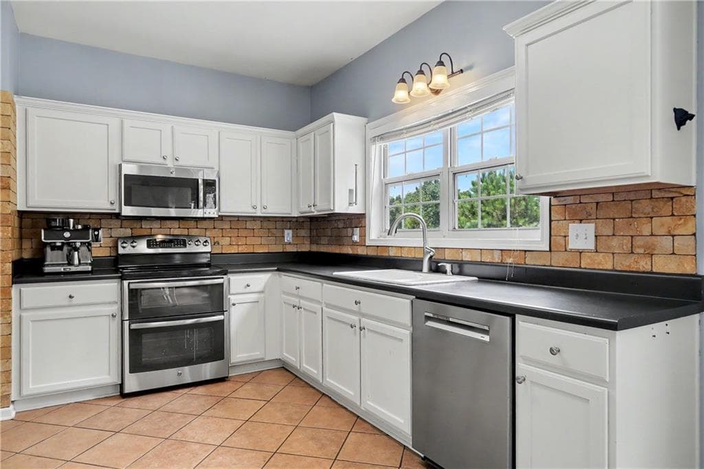 6 bedroom, 5 bathroom, 3,357 sq ft single family residence for sale at 1128 Bankside Court, Sugar Hill, GA 30518 — photo 7