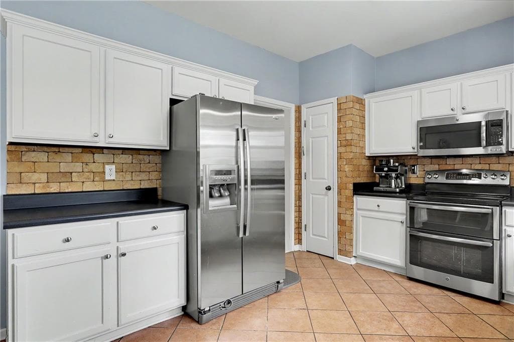6 bedroom, 5 bathroom, 3,357 sq ft single family residence for sale at 1128 Bankside Court, Sugar Hill, GA 30518 — photo 10