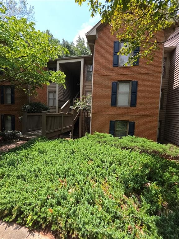 2 bedroom, 2 bathroom, 1,200 sq ft condominium for sale at 904 Garden Court, Sandy Springs, GA 30328 — photo 1 of 30