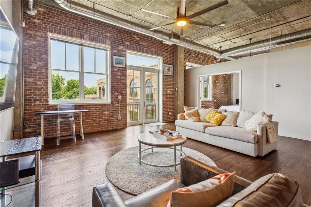 2 bedroom, 2 bathroom, 1,275 sq ft condominium for rent at 3235 Roswell Road 821, Atlanta, GA 30305 for $3,250 a month — photo 3