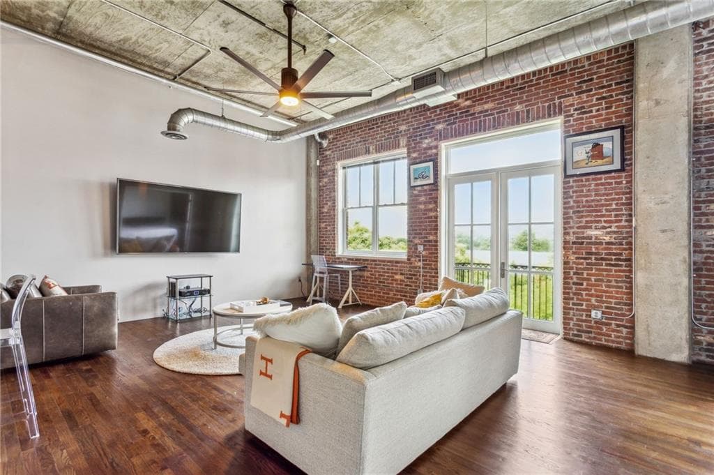 2 bedroom, 2 bathroom, 1,275 sq ft condominium for rent at 3235 Roswell Road 821, Atlanta, GA 30305 for $3,250 a month — photo 4