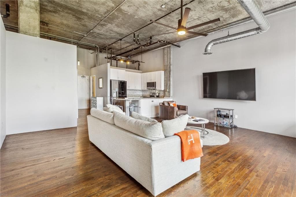 2 bedroom, 2 bathroom, 1,275 sq ft condominium for rent at 3235 Roswell Road 821, Atlanta, GA 30305 for $3,250 a month — photo 5