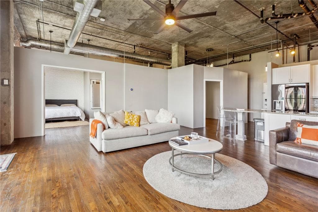 2 bedroom, 2 bathroom, 1,275 sq ft condominium for rent at 3235 Roswell Road 821, Atlanta, GA 30305 for $3,250 a month — photo 6