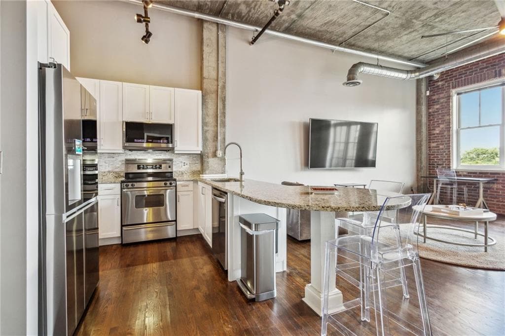 2 bedroom, 2 bathroom, 1,275 sq ft condominium for rent at 3235 Roswell Road 821, Atlanta, GA 30305 for $3,250 a month — photo 7