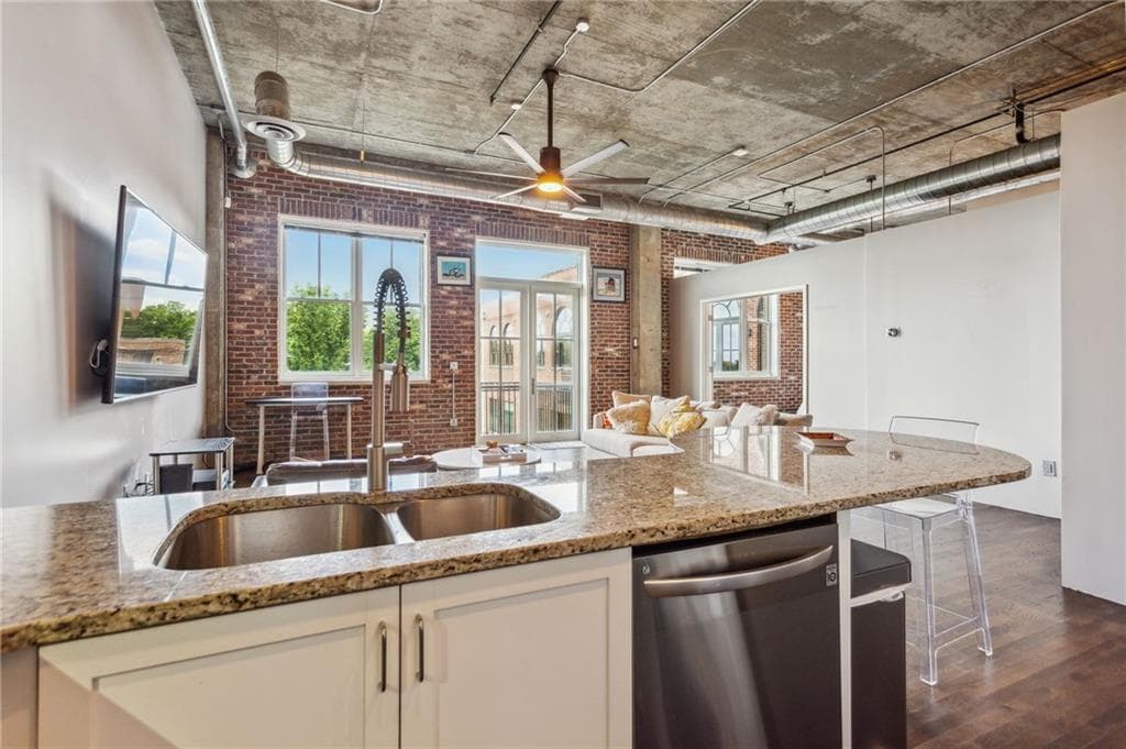 2 bedroom, 2 bathroom, 1,275 sq ft condominium for rent at 3235 Roswell Road 821, Atlanta, GA 30305 for $3,250 a month — photo 9