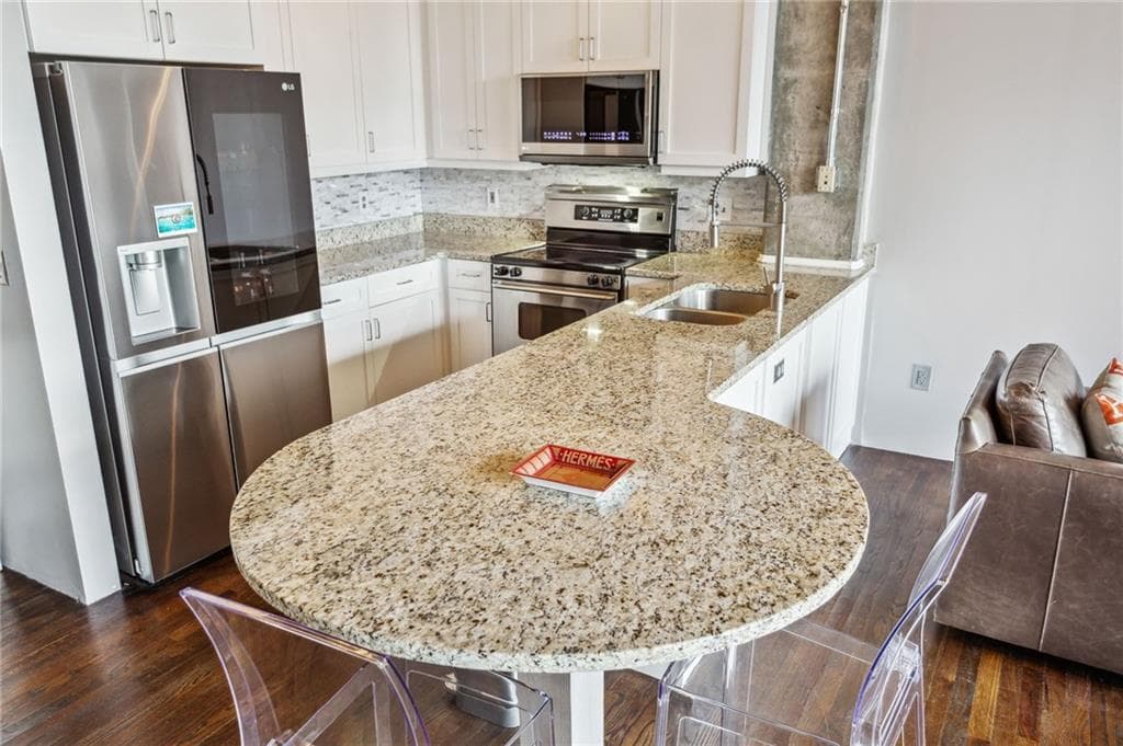 2 bedroom, 2 bathroom, 1,275 sq ft condominium for rent at 3235 Roswell Road 821, Atlanta, GA 30305 for $3,250 a month — photo 10