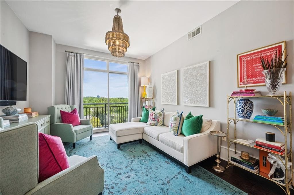 2 bedroom, 2 bathroom, 1,364 sq ft condominium under contract at 2626 Peachtree Road 1104, Atlanta, GA 30305 — photo 2