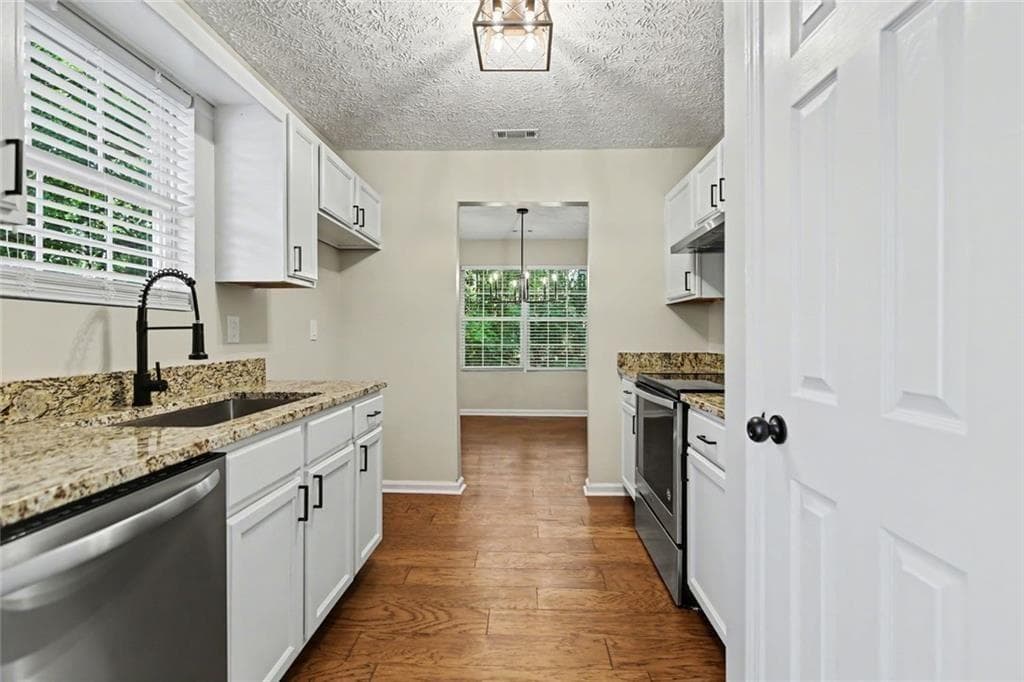 3 bedroom, 2 bathroom, 1,500 sq ft single family residence under contract at 530 Mica Trace, Atlanta, GA 30349 — photo 7