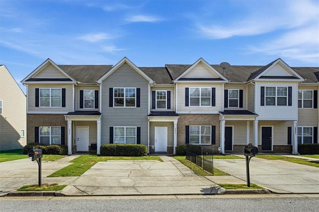 2 bedroom, 3 bathroom, 1,584 sq ft townhouse under contract at 2255 Bigwood Trail, Atlanta, GA 30349 — photo 2