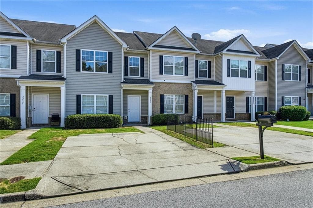 2 bedroom, 3 bathroom, 1,584 sq ft townhouse under contract at 2255 Bigwood Trail, Atlanta, GA 30349 — photo 3