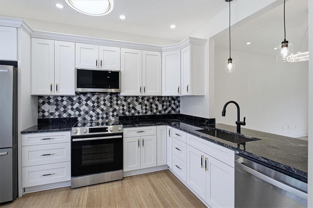 2 bedroom, 3 bathroom, 1,584 sq ft townhouse under contract at 2255 Bigwood Trail, Atlanta, GA 30349 — photo 6