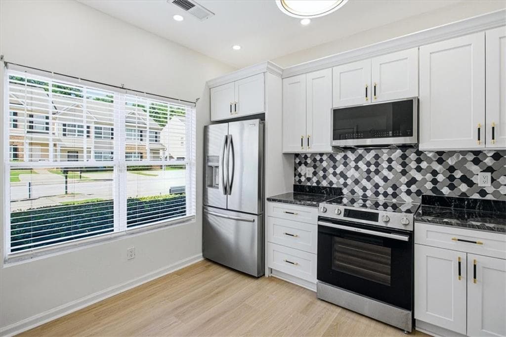 2 bedroom, 3 bathroom, 1,584 sq ft townhouse under contract at 2255 Bigwood Trail, Atlanta, GA 30349 — photo 7