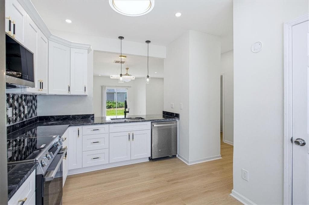 2 bedroom, 3 bathroom, 1,584 sq ft townhouse under contract at 2255 Bigwood Trail, Atlanta, GA 30349 — photo 8