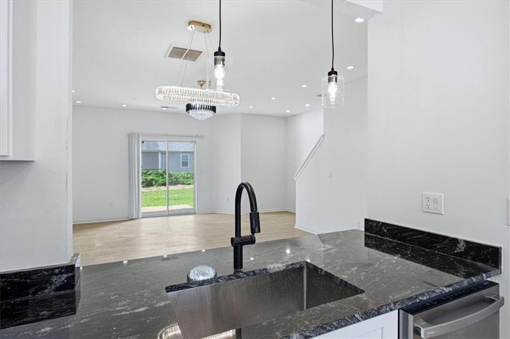 2 bedroom, 3 bathroom, 1,584 sq ft townhouse under contract at 2255 Bigwood Trail, Atlanta, GA 30349 — photo 9