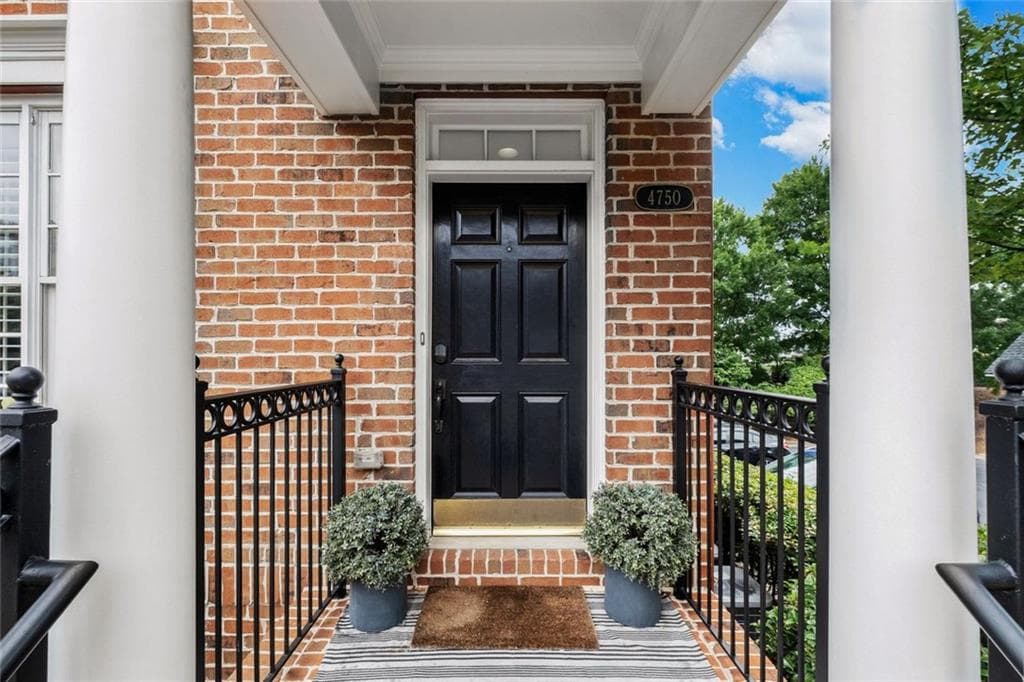 3 bedroom, 3 bathroom, 2,120 sq ft condominium for sale at 4750 Ivy Ridge Drive 1, Atlanta, GA 30339 — photo 2