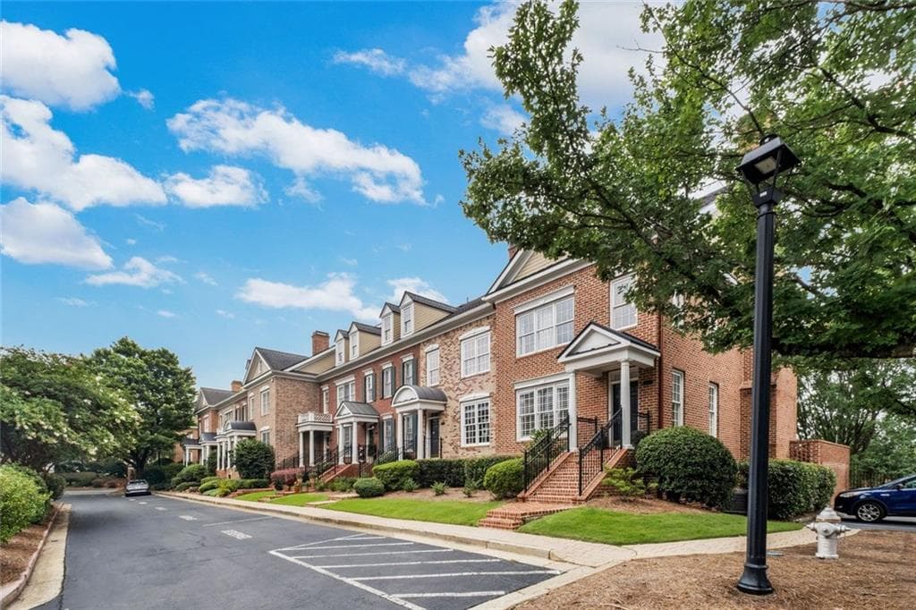 3 bedroom, 3 bathroom, 2,120 sq ft condominium for sale at 4750 Ivy Ridge Drive 1, Atlanta, GA 30339 — photo 3