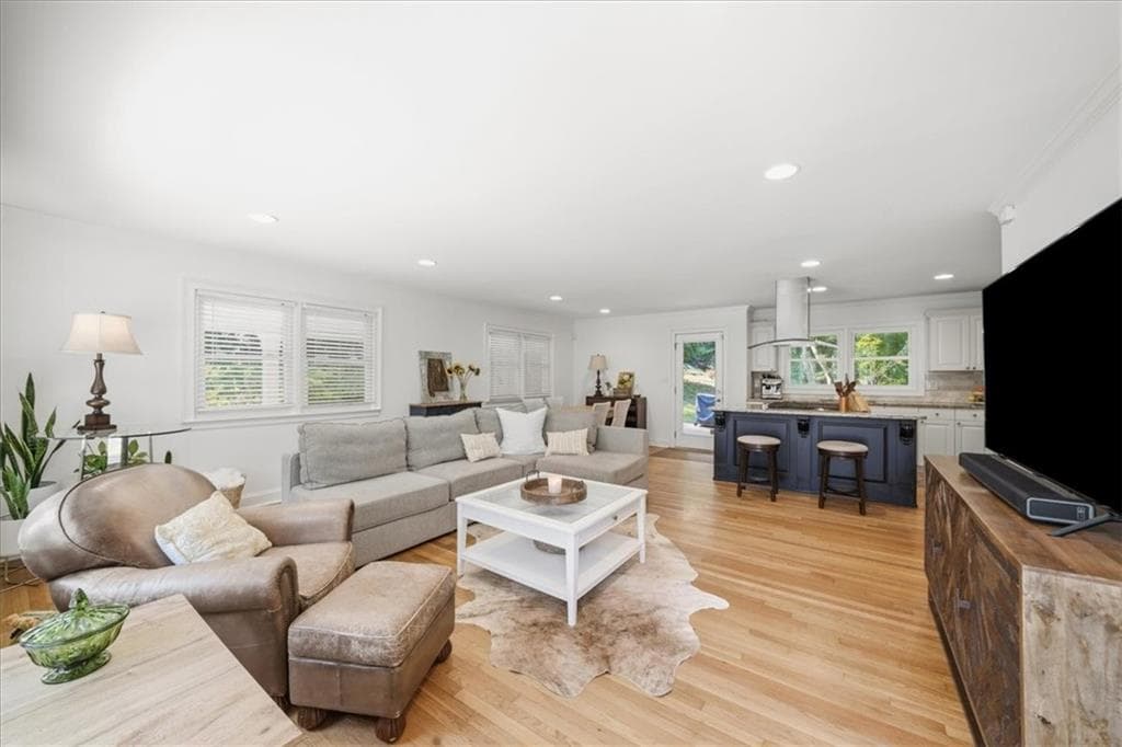 2 bedroom, 2 bathroom, 1,302 sq ft single family residence for sale at 31 W Belle Isle Road, Sandy Springs, GA 30342 — photo 2