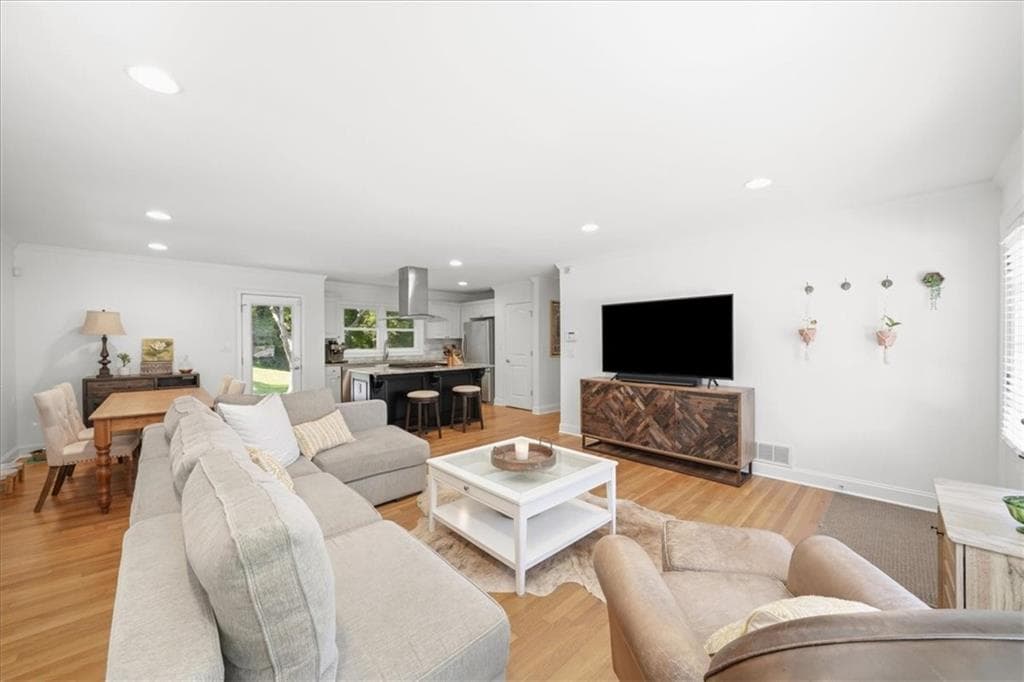 2 bedroom, 2 bathroom, 1,302 sq ft single family residence for sale at 31 W Belle Isle Road, Sandy Springs, GA 30342 — photo 3