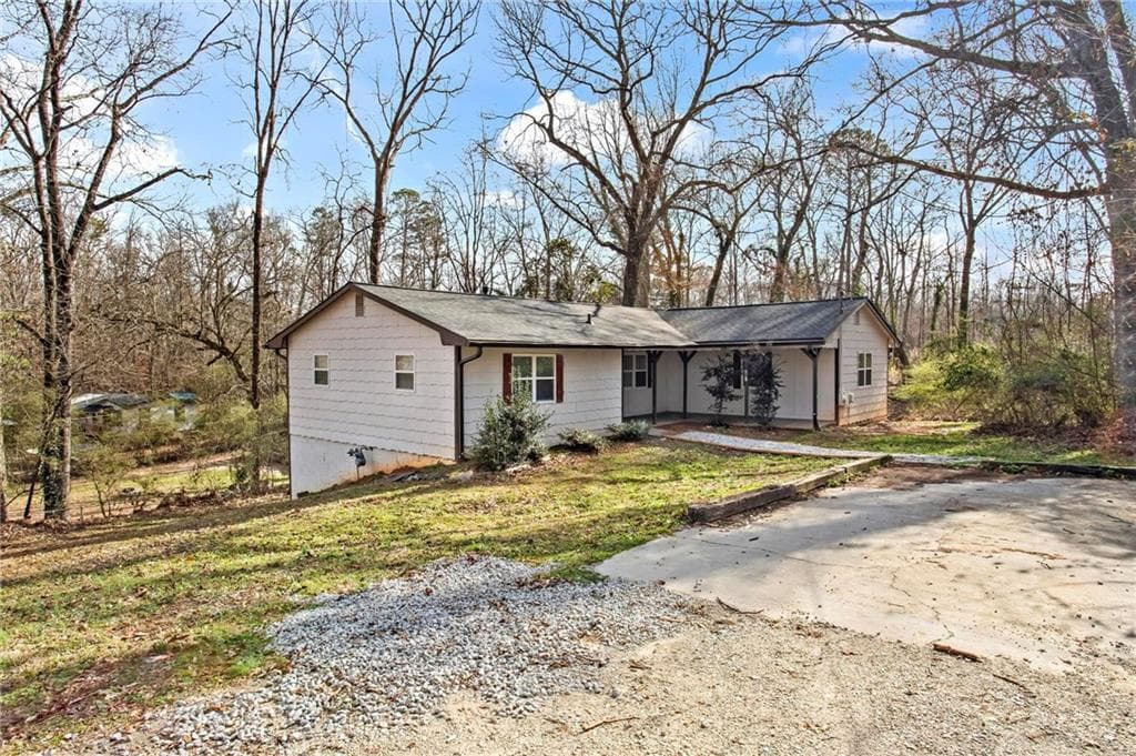 3 bedroom, 2 bathroom, 1,560 sq ft single family residence for sale at 2255 Hunt Road, Douglasville, GA 30135 — photo 2
